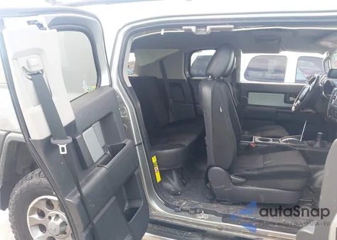 2011 Toyota Fj Cruiser z USA, uszkodzony, nr VIN JTEBU4BF3BK102434